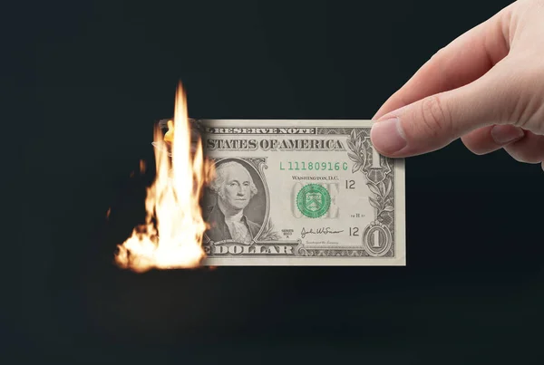 手拿着一张燃烧的美元钞票 摧毁金钱 输钱的概念 — 图库照片