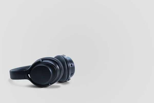 Ακουστικά Υπολογιστών Μαύρα Ακουστικά Λευκό Φόντο Έννοια Του Ακούς Μουσική — Φωτογραφία Αρχείου