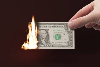 Elinde yanan bir dolar var. Para yok etme, harcama, para kaybetme kavramı..