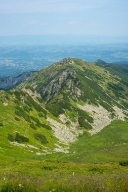 Tatra Dağları manzarası çok güzel. Yukarıdan dağların manzarası. Yüksek dağ manzarası.