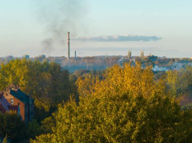 İHA 'dan evlerin bacalarından çıkan dumanın görüntüsü. Çevre bakımı kavramı, şehirde bacalardan kaynaklanan hava kirliliği.
