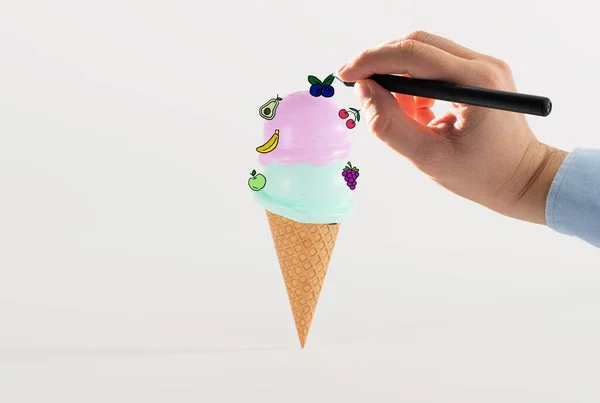 手描きのフルーツとアイスクリームをワッフルにアイススコップで軽い背景で描きます アイスクリームを食べる 冷却するという概念 — ストック写真