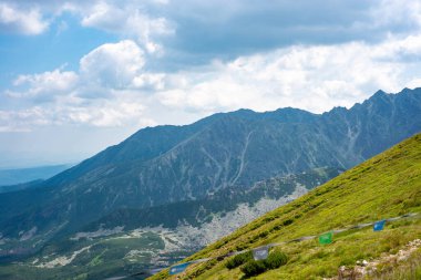 Tatra Dağları manzarası çok güzel. Yukarıdan dağların manzarası. Yüksek dağ manzarası.