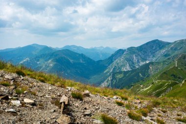 Tatra Dağları manzarası çok güzel. Yukarıdan dağların manzarası. Yüksek dağ manzarası.