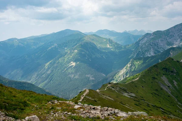 Tatra Dağları manzarası çok güzel. Yukarıdan dağların manzarası. Yüksek dağ manzarası.