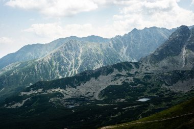 Tatra Dağları manzarası çok güzel. Yukarıdan dağların manzarası. Yüksek dağ manzarası.