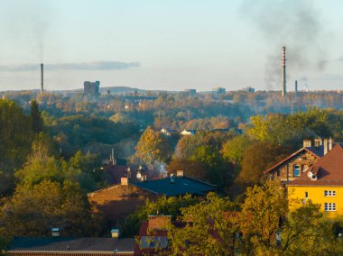 İHA 'dan evlerin bacalarından çıkan dumanın görüntüsü. Çevre bakımı kavramı, şehirde bacalardan kaynaklanan hava kirliliği.