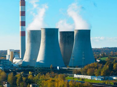Kocaman bacaları olan bir elektrik santrali, İHA 'dan, havadan bir görüntü. Elektrik yaratma konsepti. Büyük kömür santrali, çevre ve çevre koruması.