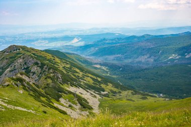 Tatra Dağları manzarası çok güzel. Yukarıdan dağların manzarası. Yüksek dağ manzarası.