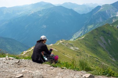 Dağların manzarası ve dağ manzarası. Güzel bir dağ manzarası konsepti, turizm.
