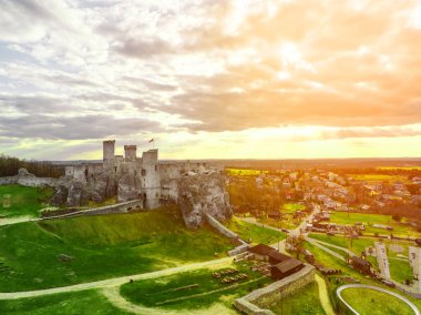 Ogrodzieniec 'teki Kale. Kale Ogrodzieniec, Polonya 'da beyaz bir kaya üzerine inşa edildi. Kaleler, krallar konsepti.