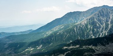 Tatra Dağları manzarası çok güzel. Yukarıdan dağların manzarası. Yüksek dağ manzarası.