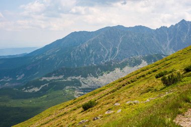 Tatra Dağları manzarası çok güzel. Yukarıdan dağların manzarası. Yüksek dağ manzarası.