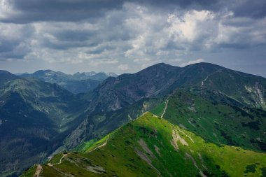 Tatra Dağları manzarası çok güzel. Yukarıdan dağların manzarası. Yüksek dağ manzarası.
