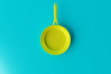 Mavi arka planda sarı kızartma tavası. Kızartma, pişirme konsepti. Mutfak malzemeleri, bulaşıklar. 3d hazırlayıcı.