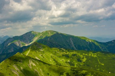 Tatra Dağları manzarası çok güzel. Yukarıdan dağların manzarası. Yüksek dağ manzarası.