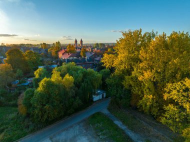 Kilisedeki yerleşim bölgesinin havadan görüntüsü. İnsanların konutları, konutlarda yaşam..