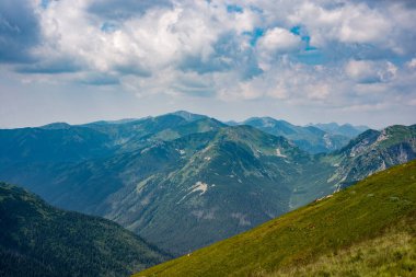 Tatra Dağları manzarası çok güzel. Yukarıdan dağların manzarası. Yüksek dağ manzarası.