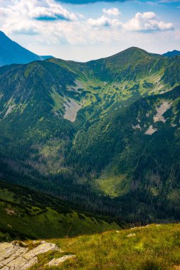 Tatra Dağları manzarası çok güzel. Yukarıdan dağların manzarası. Yüksek dağ manzarası.