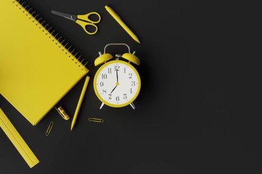 Okul malzemeleri, defter, kalemler, çalar saat. Okula dönme, öğrenme kavramı. Öğrenciler öğreniyor. Koyu bir arka planda sarı okul eşyaları. 3d görüntüleme, 3d illüstrasyon.
