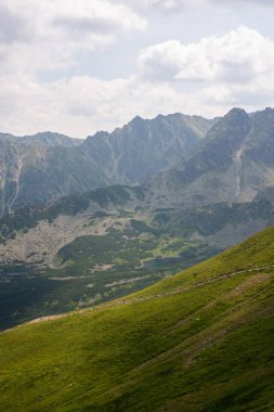 Tatra Dağları manzarası çok güzel. Yukarıdan dağların manzarası. Yüksek dağ manzarası.