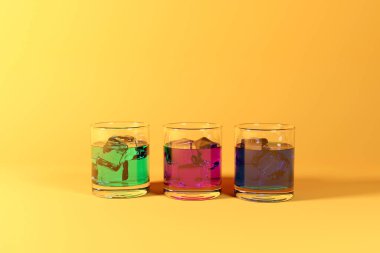 İçkiler turuncu arka planda. İçki ve tatil hazırlama konsepti. 3d görüntüleme, 3d illüstrasyon.