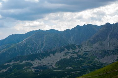 Tatra Dağları manzarası çok güzel. Yukarıdan dağların manzarası. Yüksek dağ manzarası.