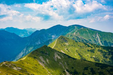 Tatra Dağları manzarası çok güzel. Yukarıdan dağların manzarası. Yüksek dağ manzarası.