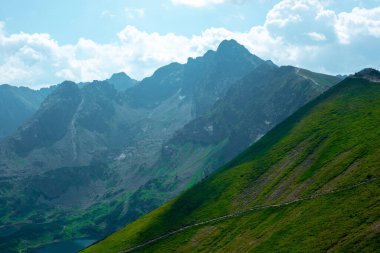 Tatra Dağları manzarası çok güzel. Yukarıdan dağların manzarası. Yüksek dağ manzarası.