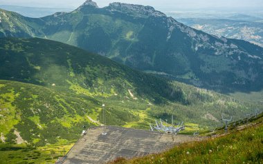 Tatra Dağları manzarası çok güzel. Yukarıdan dağların manzarası. Yüksek dağ manzarası.