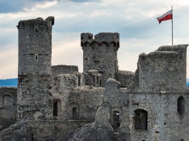 Ogrodzieniec 'teki Kale. Kale Ogrodzieniec, Polonya 'da beyaz bir kaya üzerine inşa edildi. Kaleler, krallar konsepti.