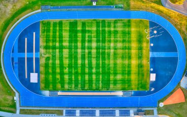 Havadan koşu bandının görüntüsü. İnsansız hava aracından atletizm stadyumunun görüntüsü. Spor kavramı, formda kalmak..