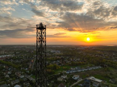 Gliwice 'deki radyo istasyonu. Dünyanın en büyük ahşap kulesi. Gliwice 'daki tarihi kule, hava manzaralı..