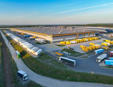 Sosnowiec, 10 Mayıs 2022, Polonya, Amazon depoları insansız hava aracının fotoğrafları. Polonya 'daki Amazon depoları için hava fotoğrafları, Sosnowiec. Çevrimiçi mağaza kavramı, Amazon satışı.
