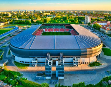 Tychy 15 Mayıs 2022, Tychy 'deki Şehir Stadyumu, GKS Tychy bir İHA tarafından vuruldu. Batan güneşli hava manzaralı stadyum. Futbol ve stadyum konsepti.