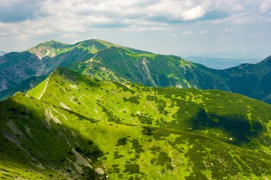 Tatra Dağları manzarası çok güzel. Yukarıdan dağların manzarası. Yüksek dağ manzarası.