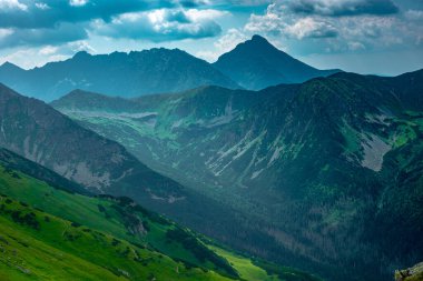 Tatra Dağları manzarası çok güzel. Yukarıdan dağların manzarası. Yüksek dağ manzarası.