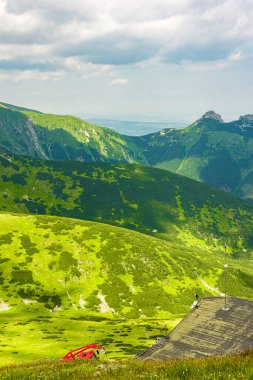 Tatra Dağları manzarası çok güzel. Yukarıdan dağların manzarası. Yüksek dağ manzarası.