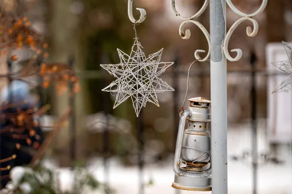 Dekorativní Motouzová Hvězda Lucerna Rozostřeném Pozadí Dvorek Vánoční Dekorace Detail — Stock fotografie