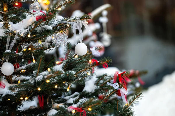 Рождественская Елка Ветка Покрыта Снегом Украшена Красочными Безделушками Открытом Воздухе — стоковое фото