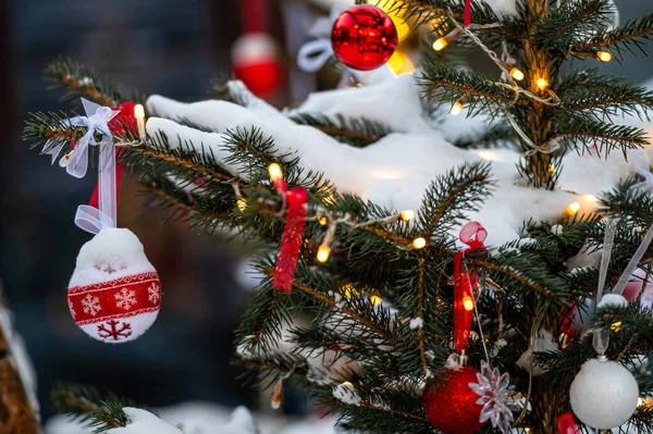 Рождественские Игрушки Елке Снег Ветке Уличная Отделка Зимой — стоковое фото