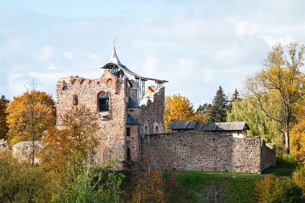 Herbstlandschaft Mit Einer Mittelalterlichen Burg Auf Einem Hügel Dobele Lettland — Stockfoto