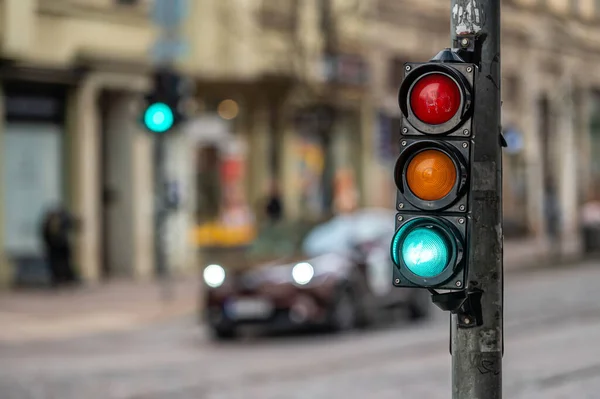 Homályos Kilátás Városi Forgalom Közlekedési Lámpák Előtérben Egy Szemafor Zöld — Stock Fotó