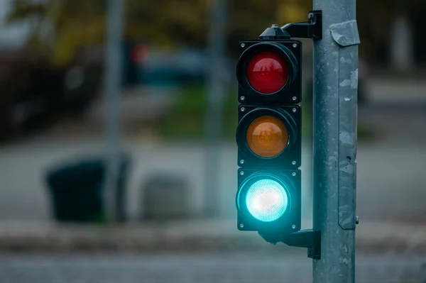 Trafik Işıklarıyla Şehir Trafiğini Bulanık Görmek Planda Yeşil Işığı Olan — Stok fotoğraf
