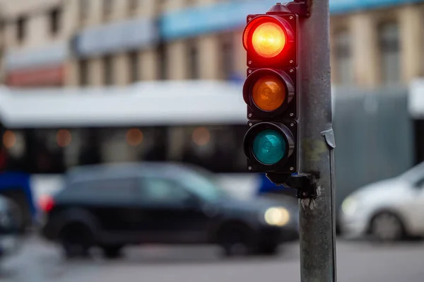 Homályos Kilátás Városi Forgalomra Közlekedési Lámpákkal Előtérben Egy Szemafor Piros — Stock Fotó