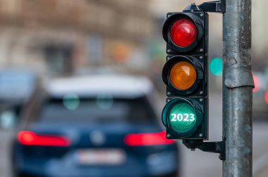 Semforlu bir şehir geçidi. Semfore 'da 2023 nolu metne yeşil ışık yakıldı. Yeni Yıl Konseptini Başlat.