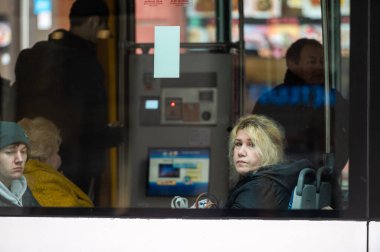 Riga, Letonya - 4 Kasım 2022: Toplu taşıma penceresinden kimliği belirsiz kişiler.