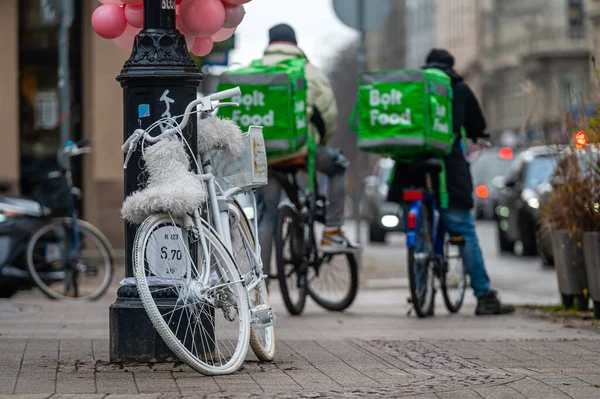 Riga Letonia Noviembre 2022 Bolt Food Couriers Bicycles Entrega Rápida — Foto de Stock