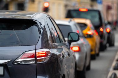 akşam trafiğinin yoğun saatlerinde bir şehir sokak yolunda kentsel trafik sıkışıklığı