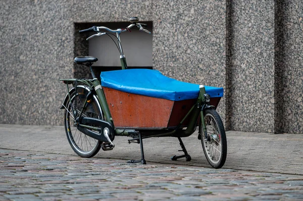 도시에서 배달을 신속히 자전거 보도에 세워져 — 스톡 사진